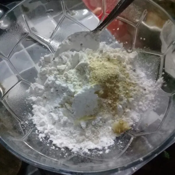 Campur tepung kanji, tepung terigu, garam, lada bubuk, kaldu bubuk, bawang putih yang sudah dihaluskan ke dalam wadah, aduk rata.