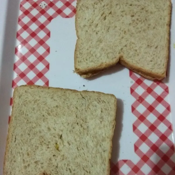 Tutup roti tawar dengan roti lainnya