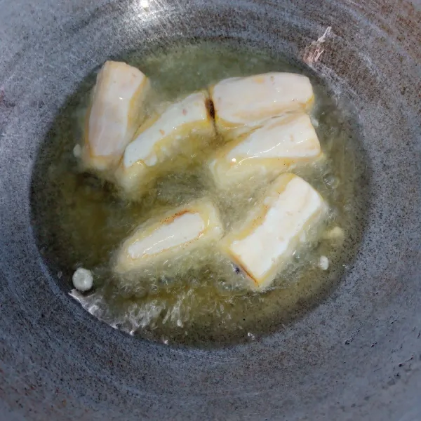 Goreng diminyak panas dengan api sedang sampai matang. Kemudian angkat,tiriskan dan sajikan