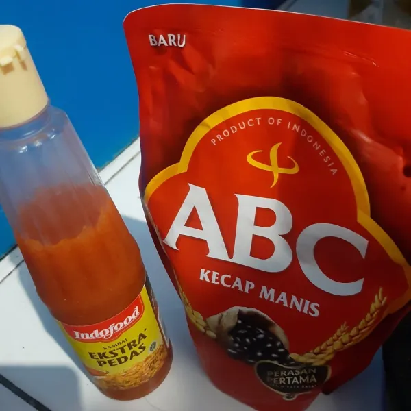 Panaskan minyak goreng. Masukkan bawang merah, bawang putih dan cabe yang telah dihaluskan. Aduk-aduk sampai setengah matang. Masukan 1 sendok makan kecap dan 1 sendok makan saos (optional). Aduk-aduk lagi sampai merata