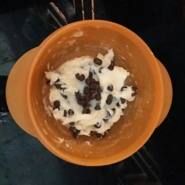 Tambahkan chocochips dan gula pasir, aduk hingga rata.