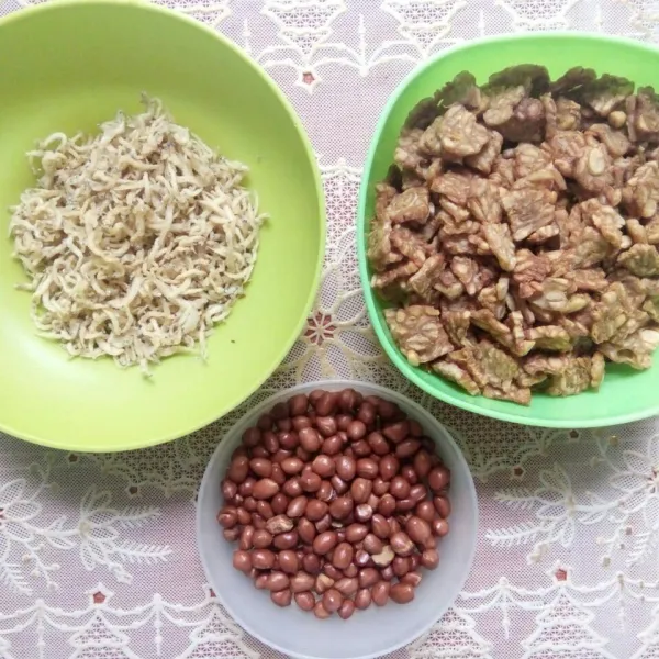 Goreng kacang tempe dan teri.
