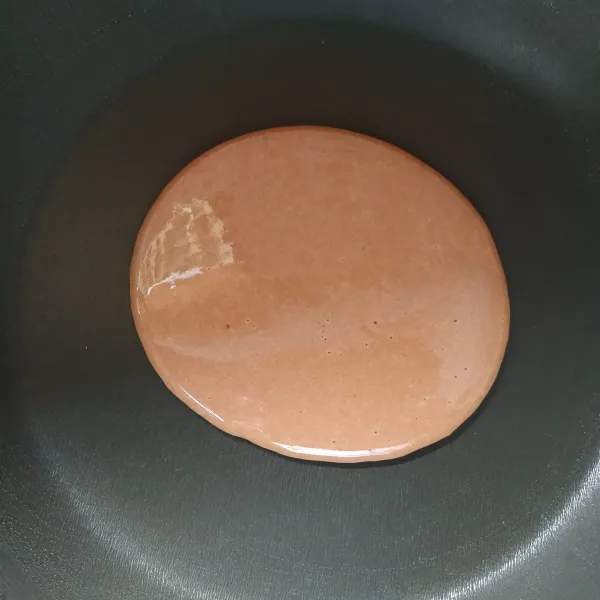 Panaskan teflon dengan api kecil sekali, olesi dengan minyak goreng lalu lap dengan tissu. Langkah ini cukup dilakukan sekali saja. Tuang 1 sendok sayur adonan kedalam teflon