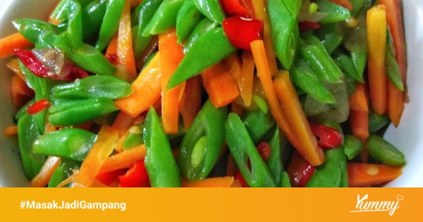 Bahan-bahan tumis buncis dan wortel dalam wadah kayu