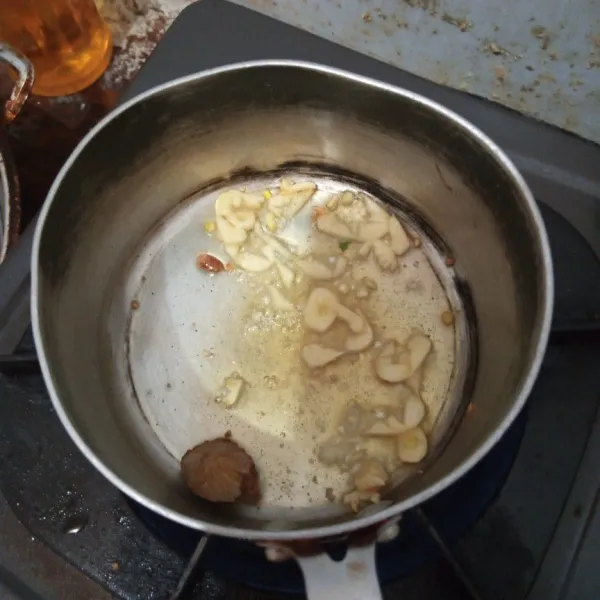 Panaskan minyak, tumis bawang putih dan jahe sampai harum