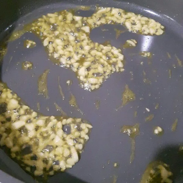 Lelehkan margarine, tumis bawang putih cincang sampai harum
