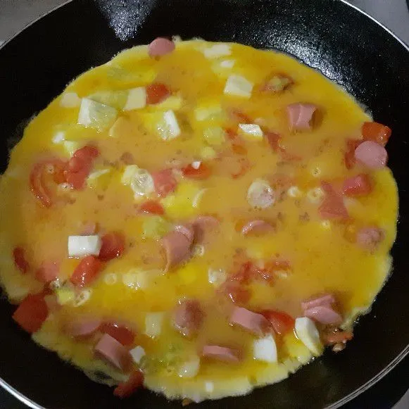 Campurkan timun dan sosis lalu masukan telur.