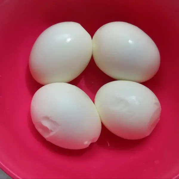rebus telur ayam hingga matang, kupas cangkangnya, sisihkan.