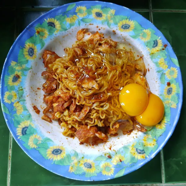 Tambahkan telur, aduk kembali hingga tercampur rata