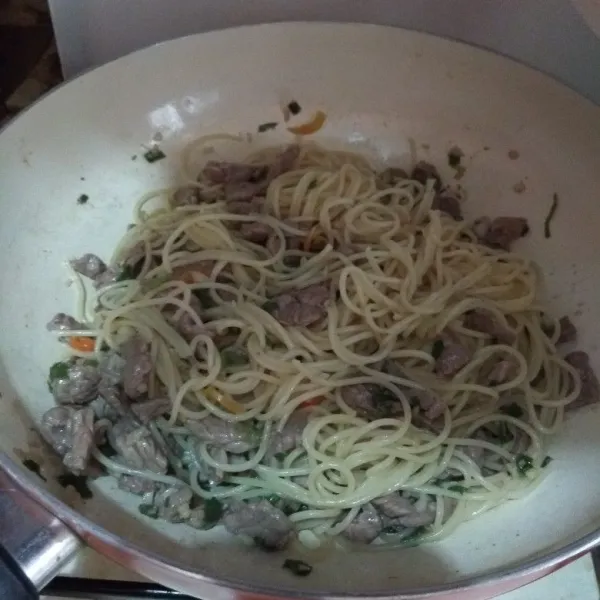 Masukkan pasta. Aduk hingga rata