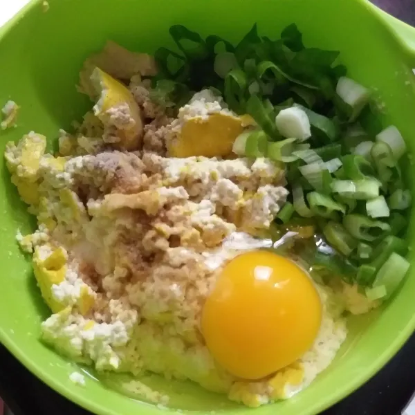campurkan tahu, telur, bawang daun, dan bumbu tahu lainnya. bumbu hingga merata.