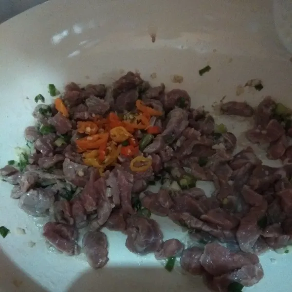Masukkan daging dan cabe rawit, masak hingga setengah matang