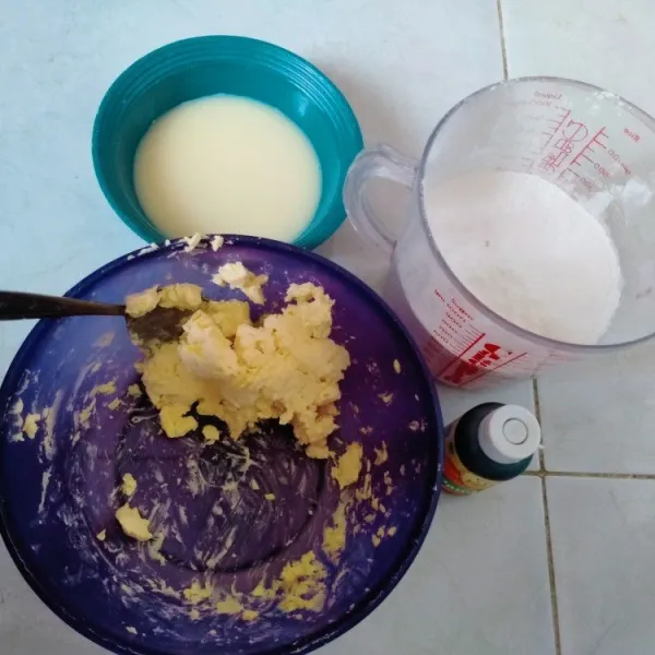 Masukkan margarin dan 2 sachet skm aduk sampai rata