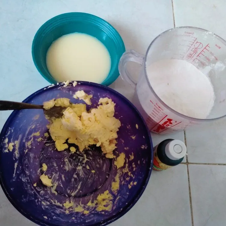 Step 1 Kue Kering Ulat Bulu