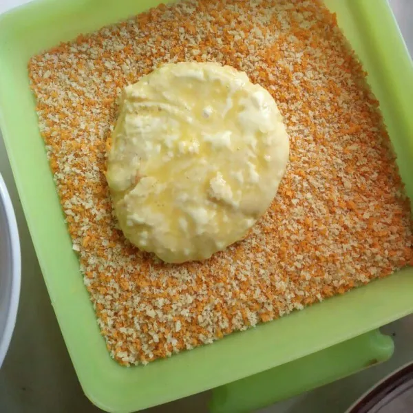 Gulingkan ke breadcrumbs sampai tertutup rata