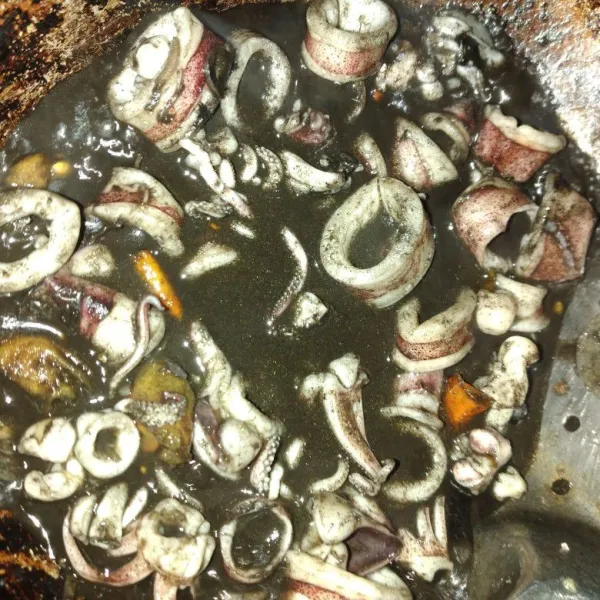 Masak hingga cumi mengeluarkan lebih banyak air. Lalu angkat dan sajikan