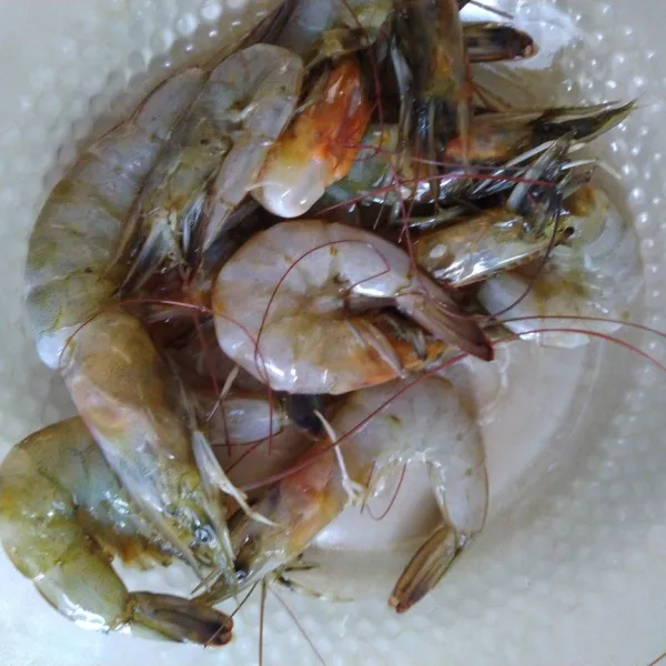 cuci bersih udang lalu ambil kulit dan kepala nya,rebusss..buat kaldu