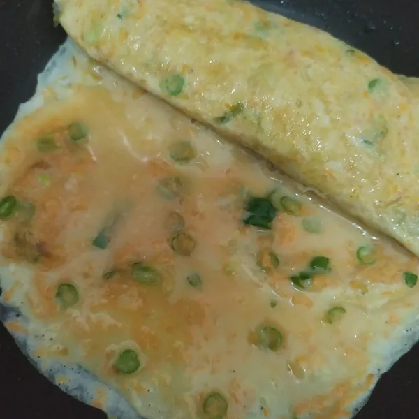 Tuang kembali adonan di bagian ujung, biarkan set, gulung kembali, lakukan sampai adonan habis. Tambahkan minyak jika dirasa teflon terlalu kering