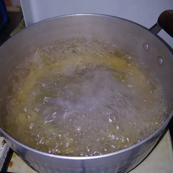 Masak spaghetti dalam air mendidih yang diberi 1 sdm minyak. Masak sekitar 7 menit, hingga aldente
