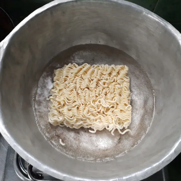 Rebus Mie hingga matang, tiriskan