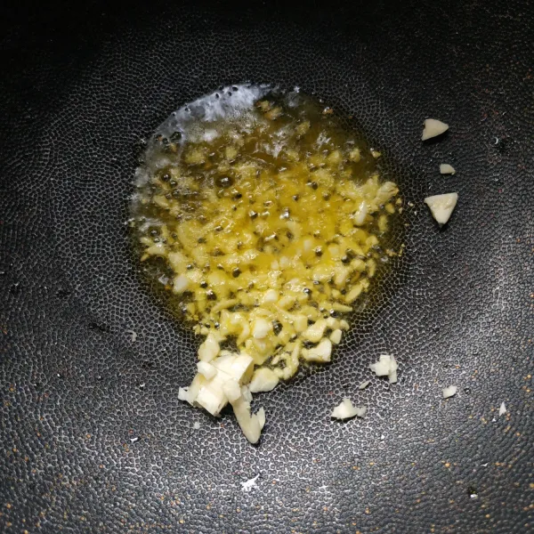 Panaskan margarin, tumis bawang putih hingga harum