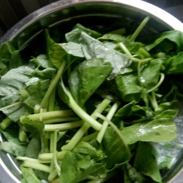 masukkan sayuran bayam tggu setengah matang masak dengan api sedang
