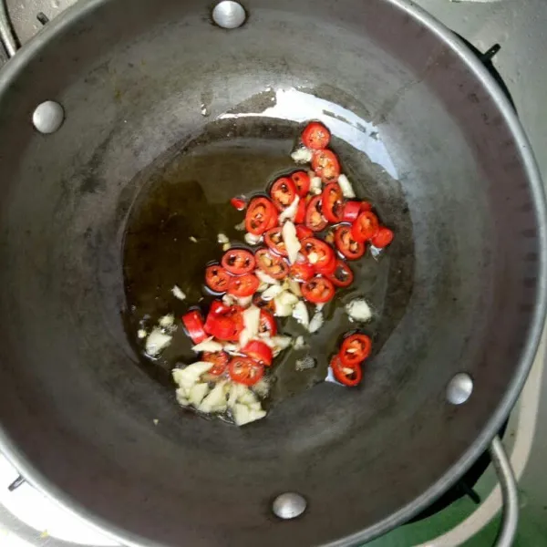 Untuk membuat sambal bangkok, tumis bawang putih dan cabai merah