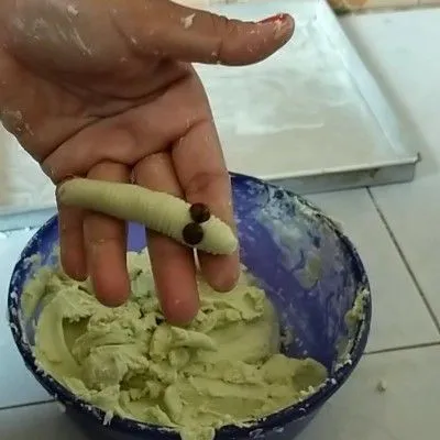 Step 4 Kue Kering Ulat Bulu