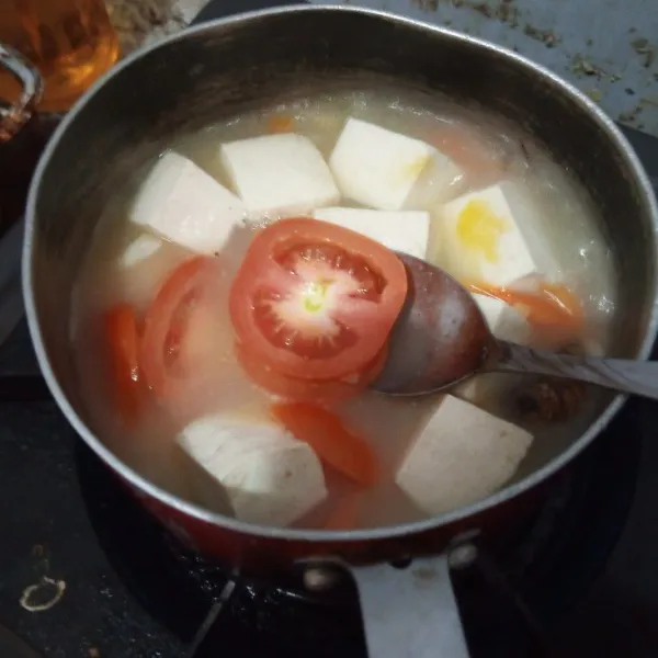 Setelah wortel lunak, masukkan tomat, garam, totole dan merica bubuk. Aduk rata
