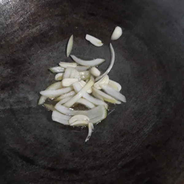 Tumis bawang bombay dan bawang putih sampai layu