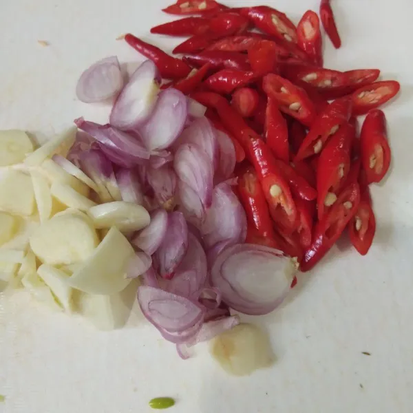 Potong cabe, bawang merah dan bawang putih.