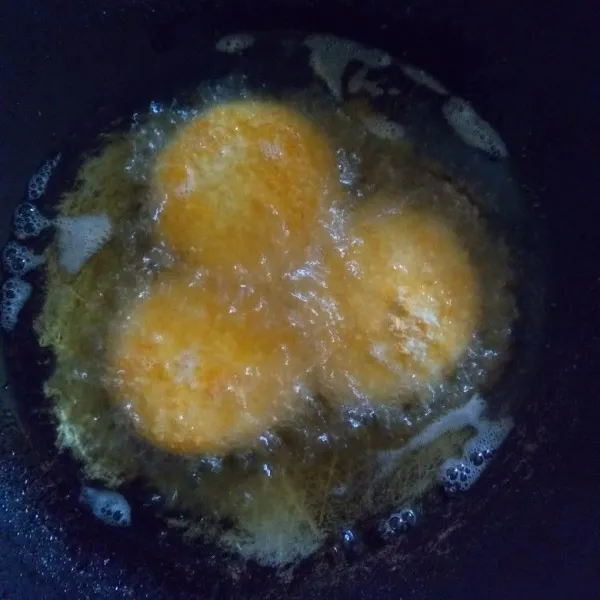 Goreng tahu katsu dengan minyak panas hingga matang