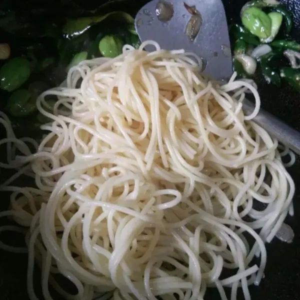 Masukkan spaghetti. Masak sampai matang dan bumbu meresap. Siap dihidangkan