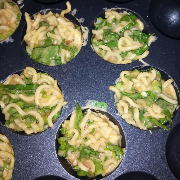 Panaskan cetakan takoyaki. Olesi dengan margarin. Kemudian tuang adonan