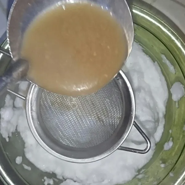 Tuangi putih telur dengan adonan agar agar coklat sekitar 5-7 sendok sayur. Aduk aduk.