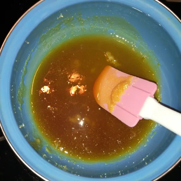 masak gula hingga berwarna kecoklatan (api kecil). aduk terus