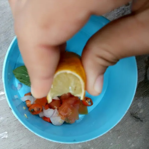 Siapkan semua bahan sambal dabu dabu, lalu campurkan menjadi 1 kemudian tambahkan perasan air lemon