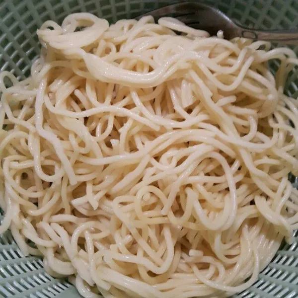Rebus spaghetti sampai aldente, angkat, tiriskan, sisihkan