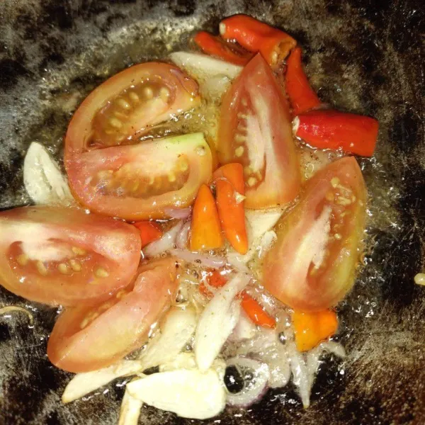 Tumis irisan bawang merah, bawang putih, tomat dan cabe hingga layu dan harum