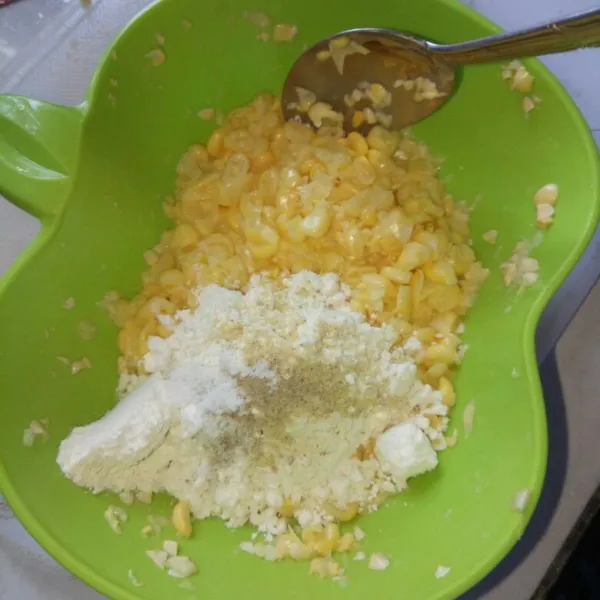 Tambahkan tepung terigu, garam, lada bubuk dan kaldu bubuk. Aduk sampai tercampur rata