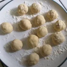 Panaskan minyak, lalu goreng adonan hingga kecoklatan