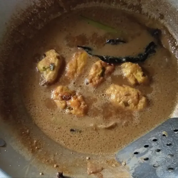 setelah itu masukan tahu, beri garam, gula, merica, dan pala bubuk. masak hingga kuah menyusut dan bumbu meresap.
