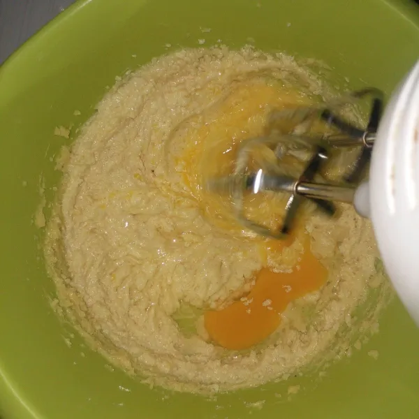 masukkan telur satu persatu, mixer sampai mengembang dengan kecepatan tinggi