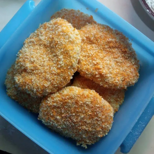 Lakukan sampai selesai, kemudian tata pada wadah tertutup. Simpan pada freezer sebentar