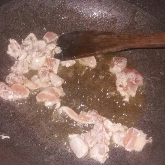 Panaskan 6 sdm minyak goreng, lalu tumis dada ayam hingga berubah warna