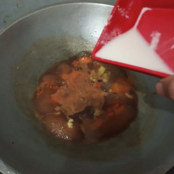 Larutkan maizena, tuangkan di adonan saus. Aduk rata
