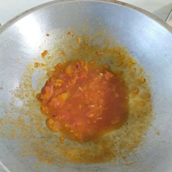 Tambahkan saus tomat, saus cabai, kecap Inggris, garam, dan gula. Tambahkan air maizena sebagai pengental. Aduk rata dan masak hingga mengental