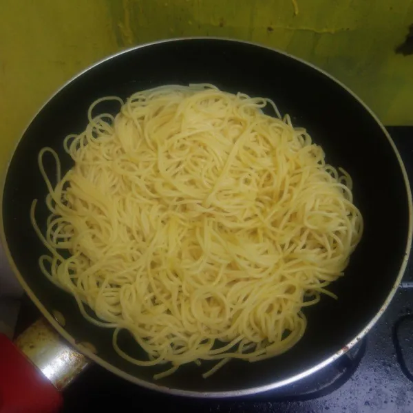 Panaskan 1 sdm margarin. Tumis spaghetti beri garam dan lada bubuk, aduk rata