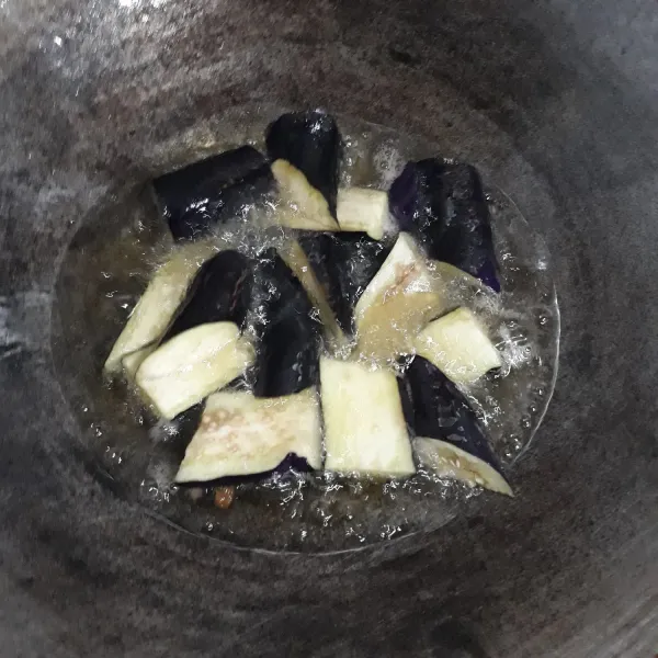 Goreng terong sampai matang