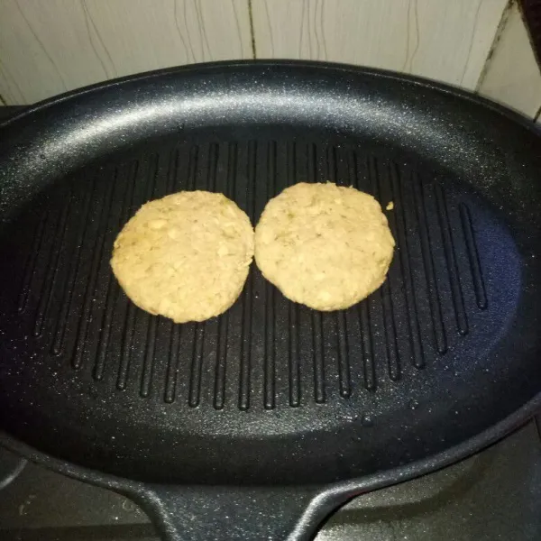 Bagi menjadi dua bagian lalu bentuk bulat. Siapkan pan, olesi pan dengan minyak goreng. Panggang steak dengan api kecil sampai matang. Angkat